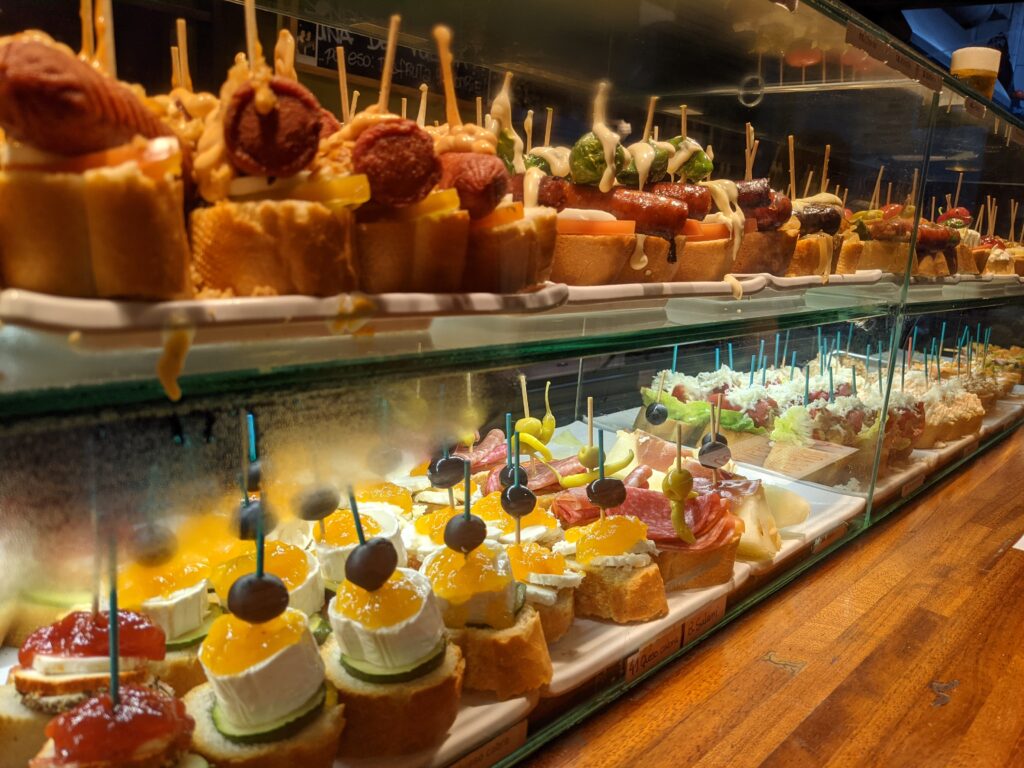 tietoa Espanjasta. mikä on tapas? milloin espanjassa syödään illallinen?
