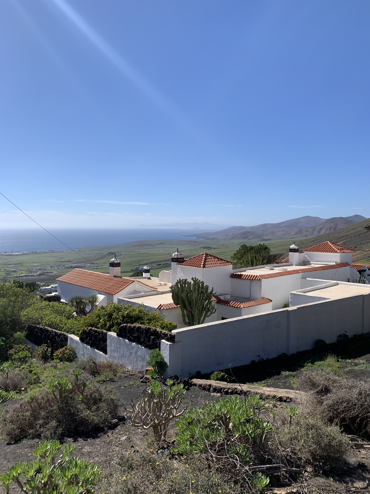 Lanzarote Suomesta suorat lennot. Kanariansaarten rauhallinen paratiisi