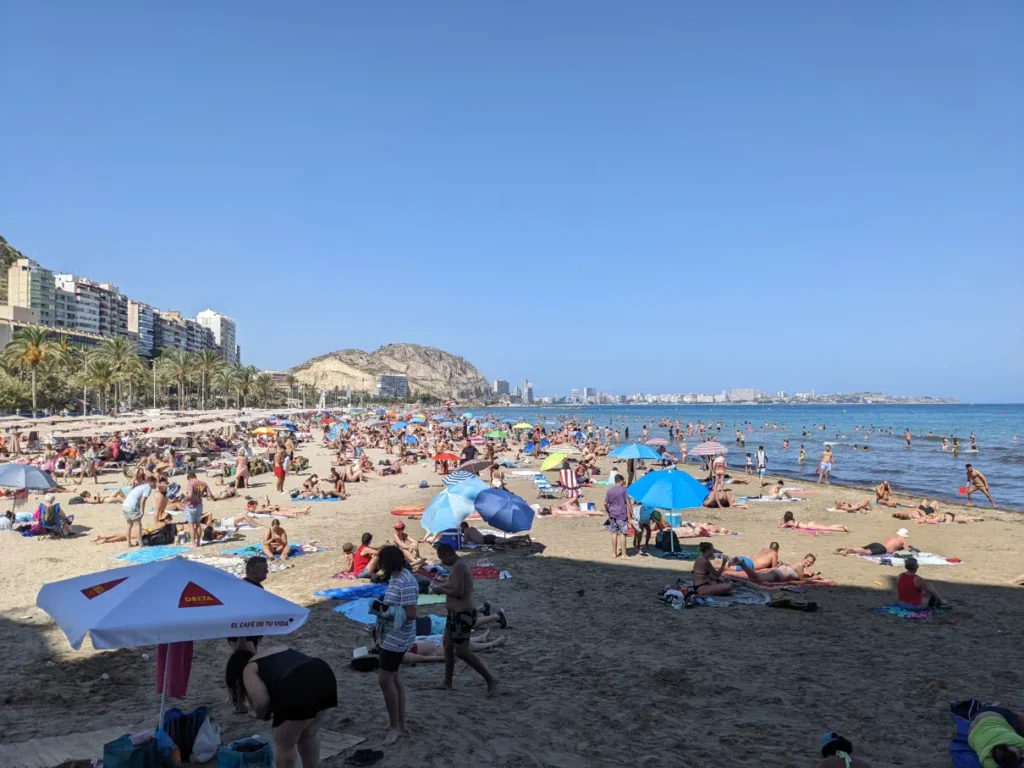 playa postiguet full of people